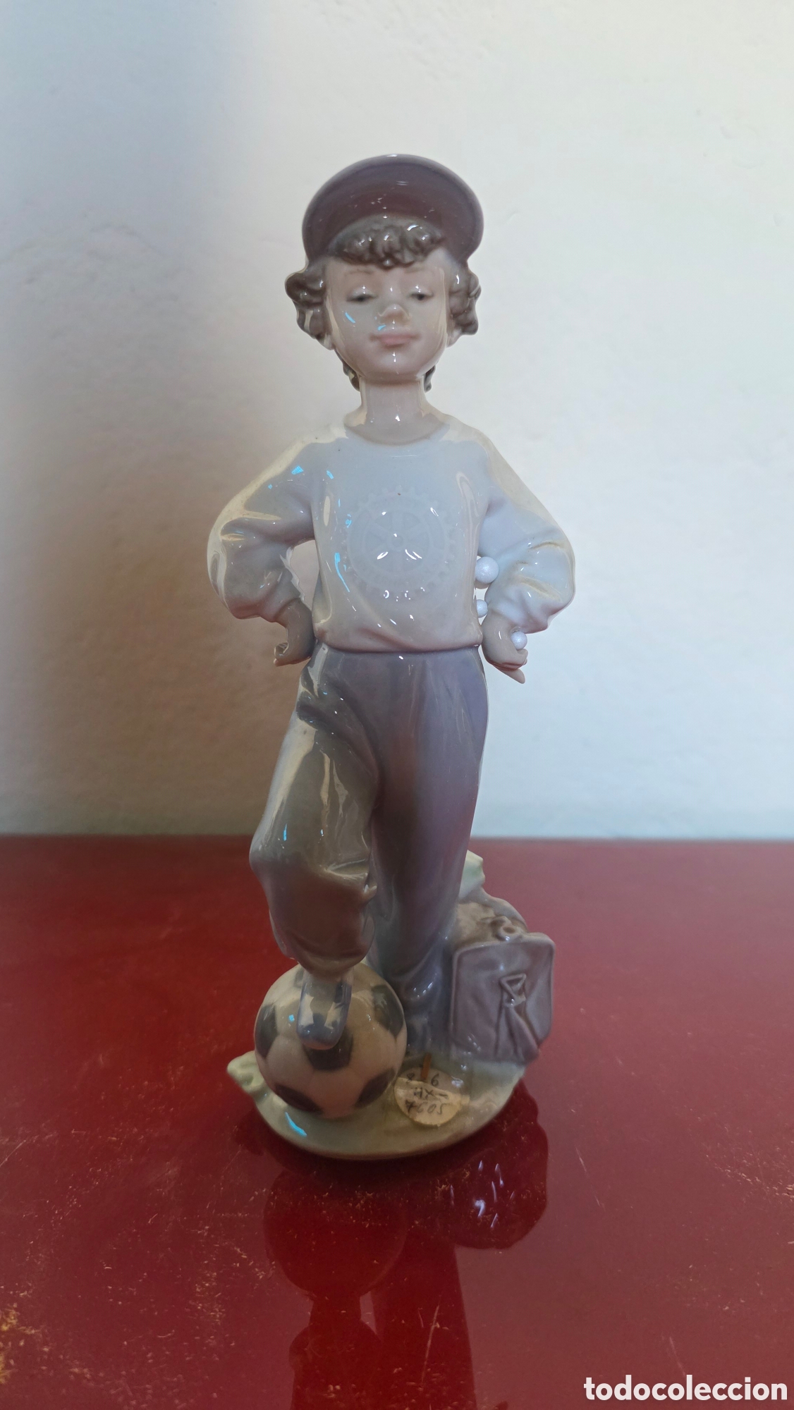 Antig&uuml;edades: Figura porcelana lladro ni&ntilde;o futbolista