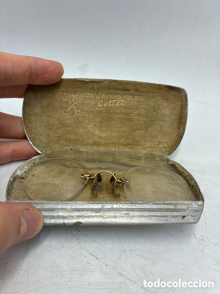 Antig&uuml;edades: Gafas impertinentes con estuche de aluminio.
