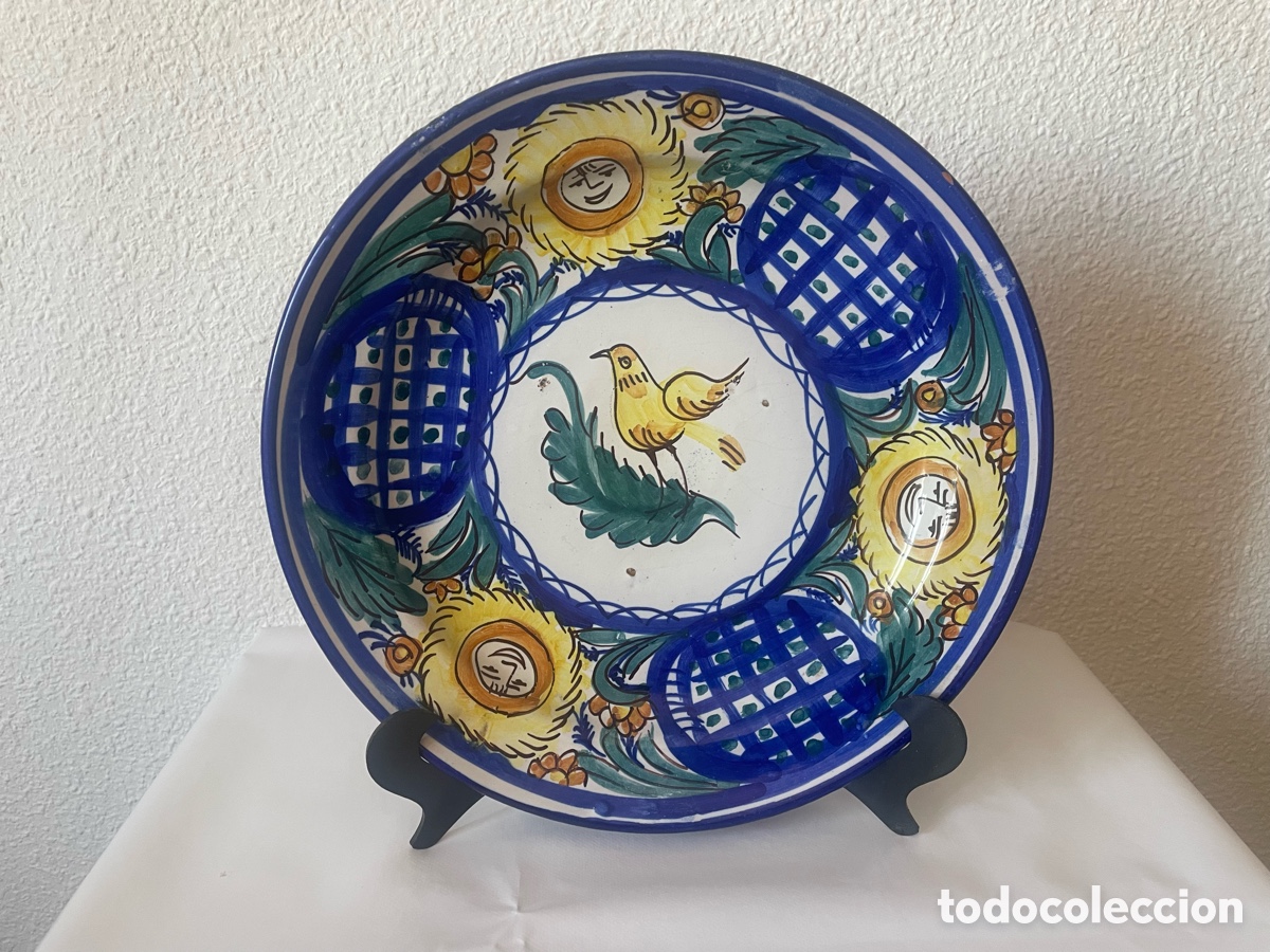 Antig&uuml;edades: Plato de cer&aacute;mica espa&ntilde;ola pintado a mano &mdash; p&aacute;jaro y soles con rostro &mdash; azul, amarillo y verde