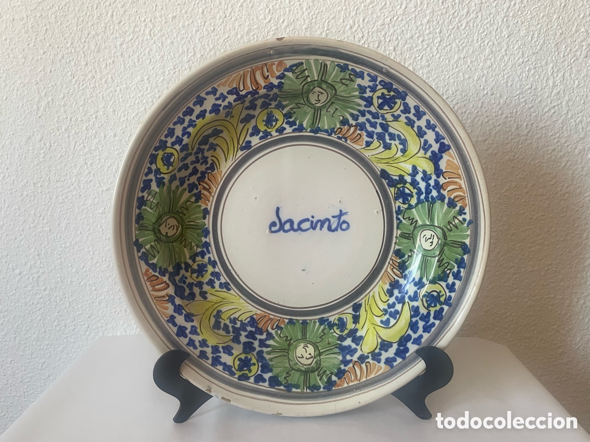 Antig&uuml;edades: Plato cer&aacute;mica espa&ntilde;ola pintado a mano &mdash; soles con rostro &mdash; firmado Jacinto &mdash; 31,5 cm