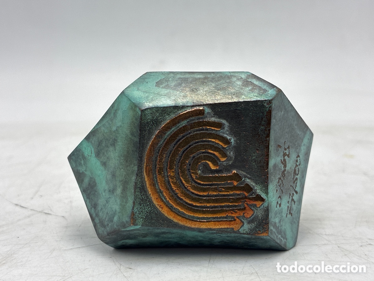 Antig&uuml;edades: Figura abstracta o pisapapeles de bronce.
