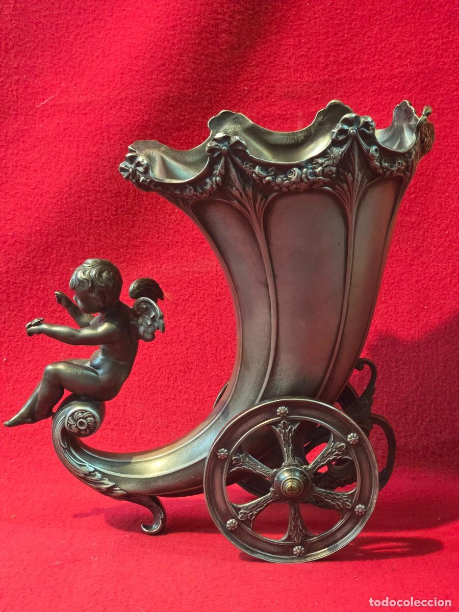 Antig&uuml;edades: ANTIGUO JARRON DE METAL FORMA DE CARRUAJE - Foto 1