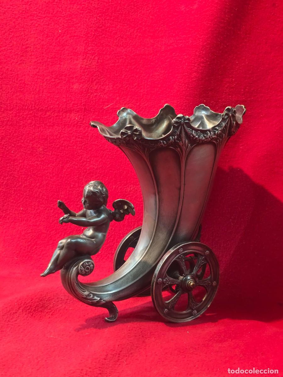 Antig&uuml;edades: ANTIGUO JARRON DE METAL FORMA DE CARRUAJE - Foto 2