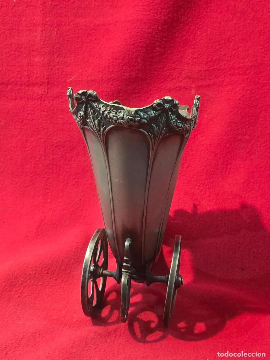 Antig&uuml;edades: ANTIGUO JARRON DE METAL FORMA DE CARRUAJE - Foto 8