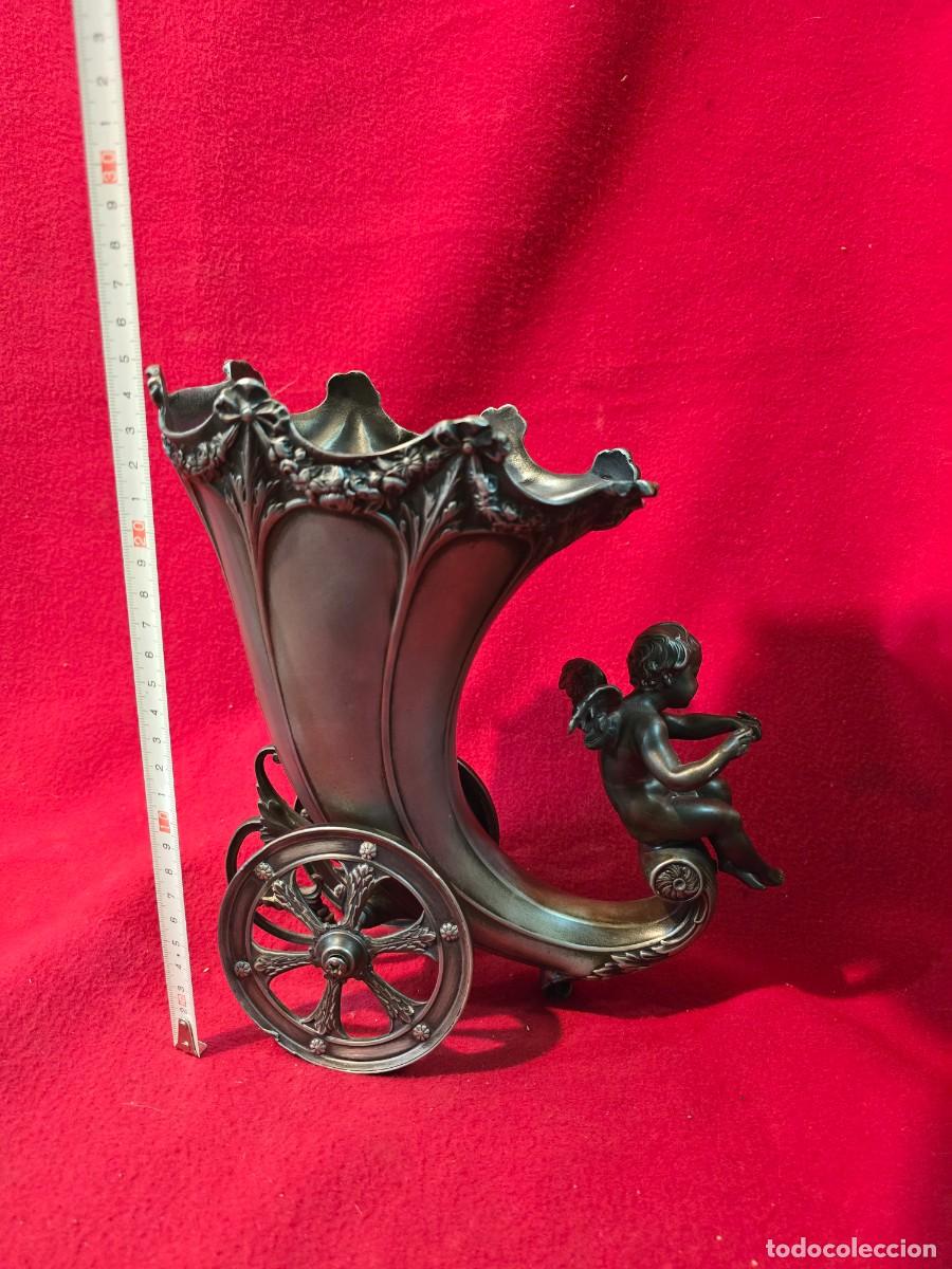 Antig&uuml;edades: ANTIGUO JARRON DE METAL FORMA DE CARRUAJE - Foto 13
