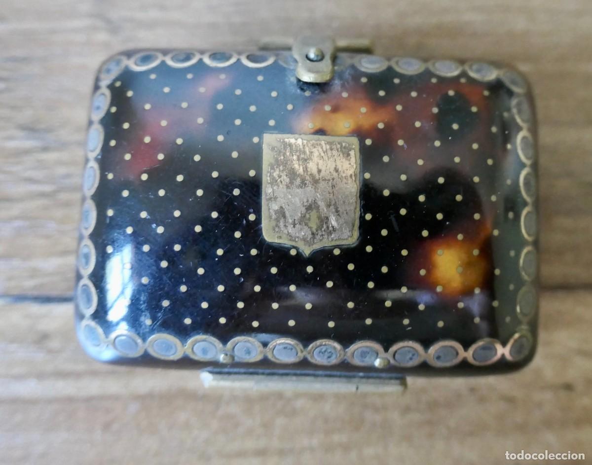Antig&uuml;edades: monedero victoriano s&iacute;mil de carey con incrustaciones en t&eacute;cnica piqu&eacute; -S8N o SGN-4,7 x 3,8 cm