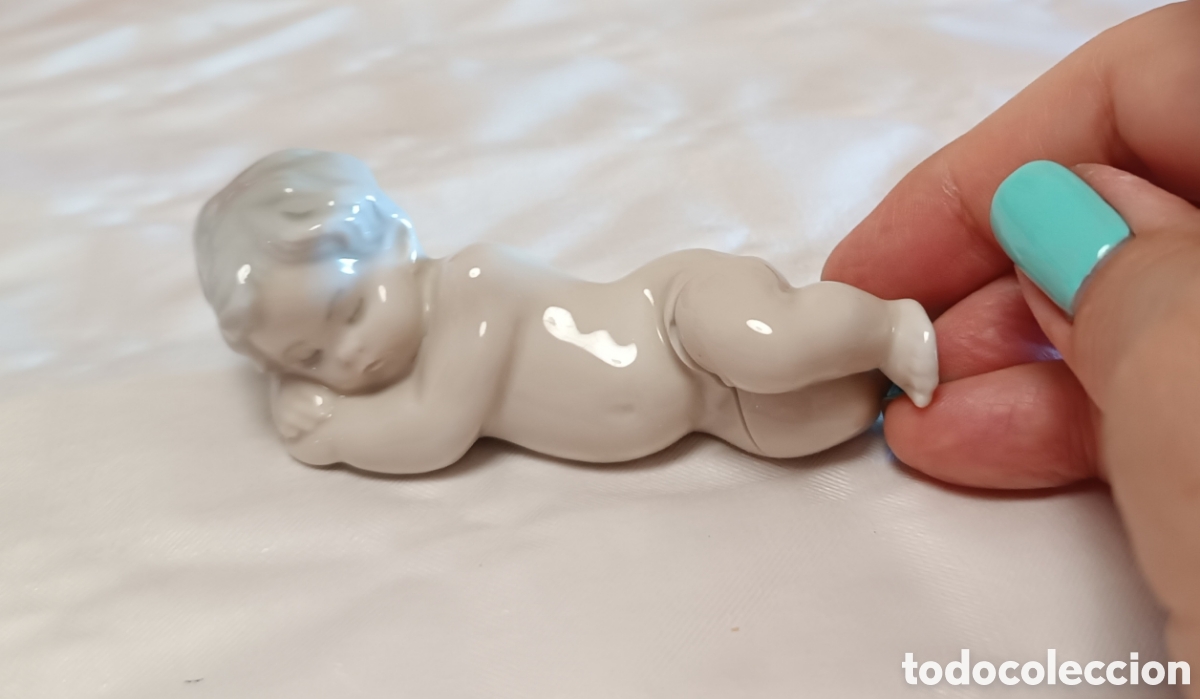 Antig&uuml;edades: NI&Ntilde;O JES&Uacute;S, Figura Portal de Bel&eacute;n/Nacimiento, Lladr&oacute; porcelana brillo, presenta rotura.