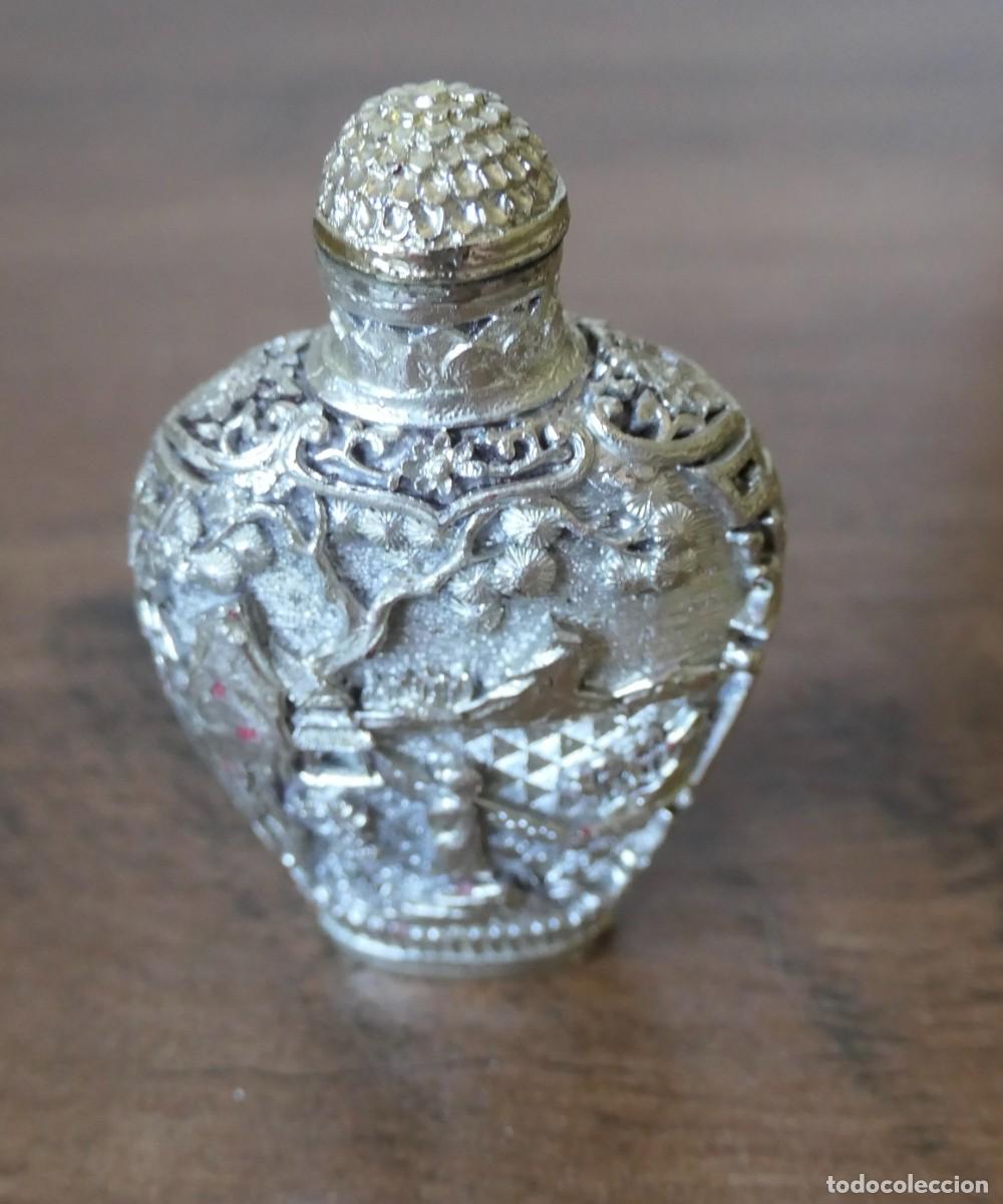 Antig&uuml;edades: botella de rap&eacute; china antigua fabricada en metal plateado con sello en base.