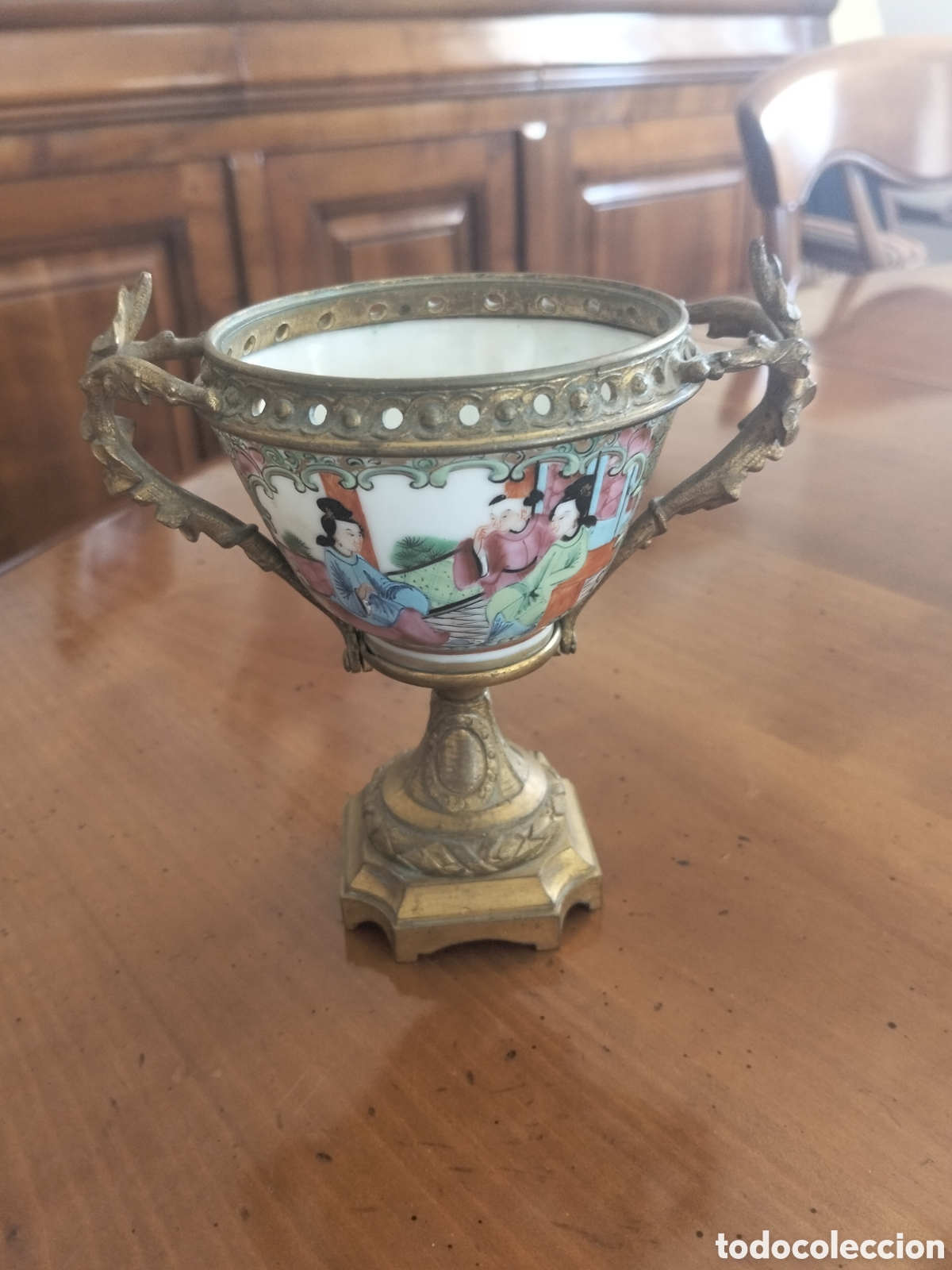 Antig&uuml;edades: Centro de mesa de porcelana china &rdquo;Familia Rosa&rdquo; con montura de bronce dorado, S. XIX
