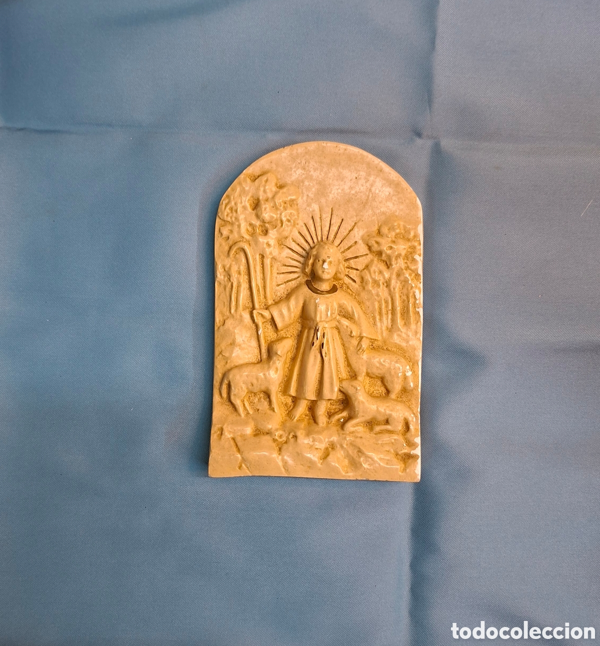 Antig&uuml;edades: Relieve peque&ntilde;o del Buen Pastor en yeso