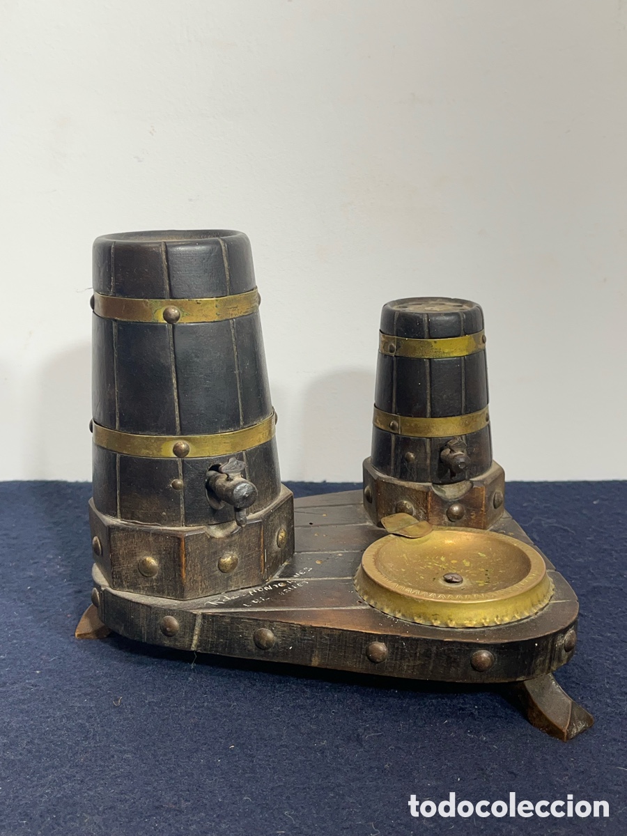 Antig&uuml;edades: Antiguo Conjunto de Sobremesa de Madera Tallada, Cenicero y Toneles con Grifo
