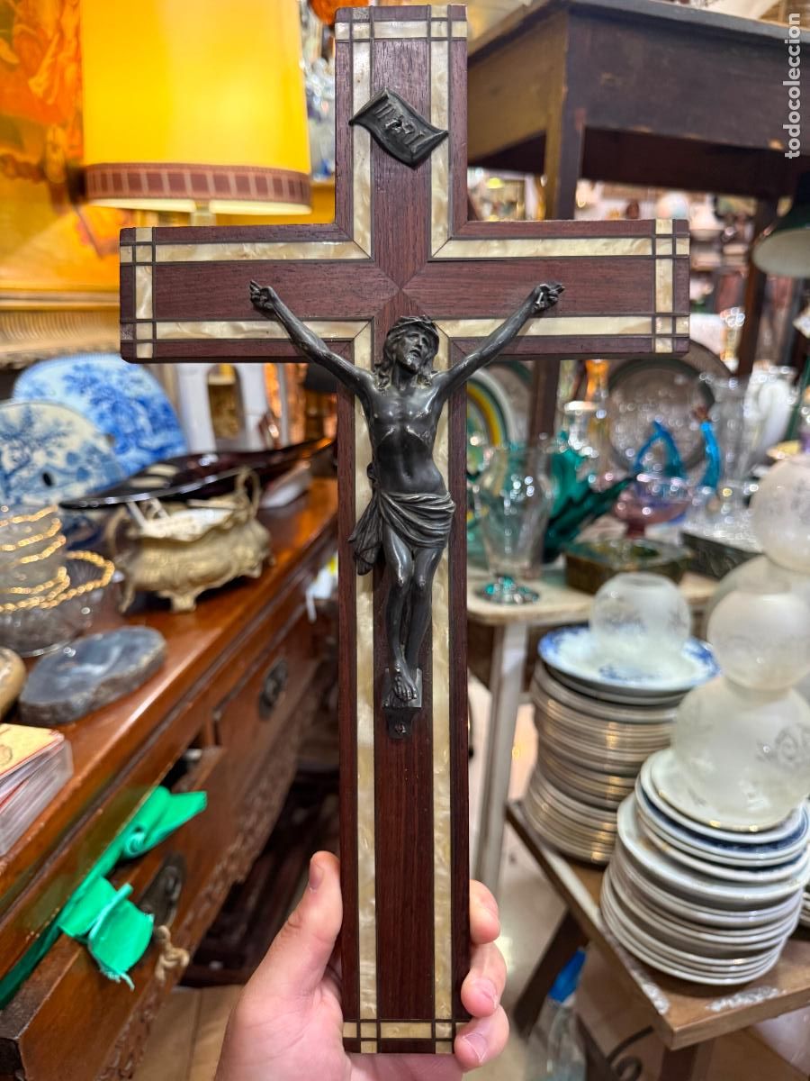 Antig&uuml;edades: ANTIGUO CRISTO CRUCIFICADO DE BRONCE Y CRUZ DE TARACEA EN MADERA Y NACAR - MEDIDA CRUZ 40X21 CM