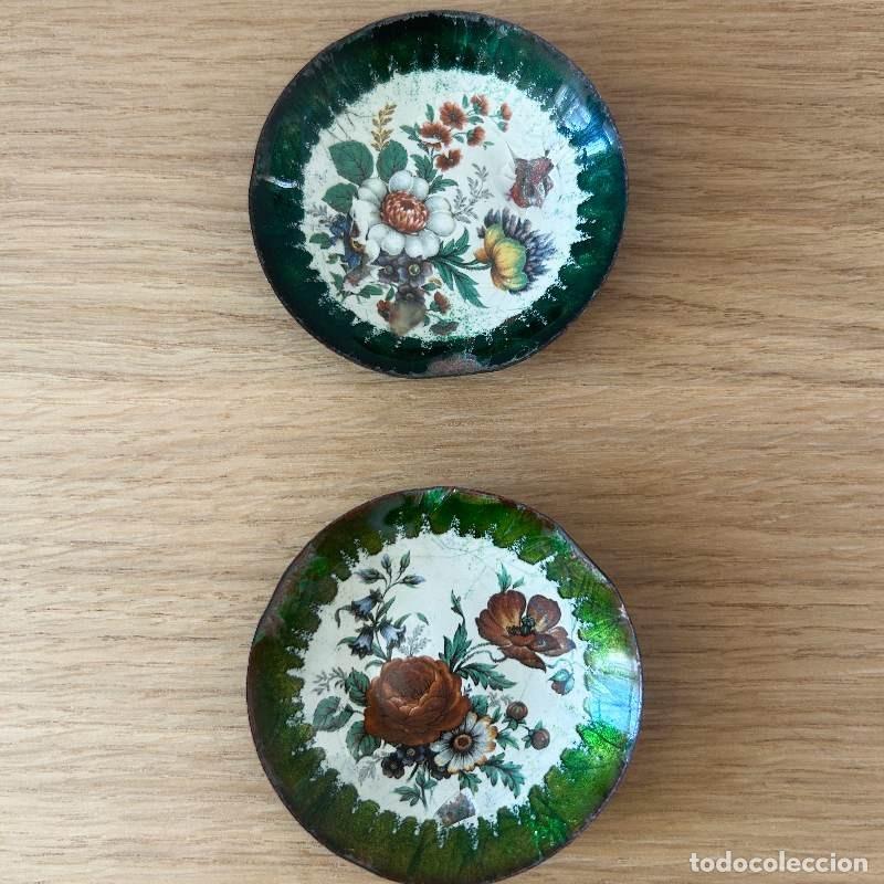 Antig&uuml;edades: Pareja platitos victorianos metal japanning negro esmalte verde flores bot&aacute;nicas &ndash; s. XIX