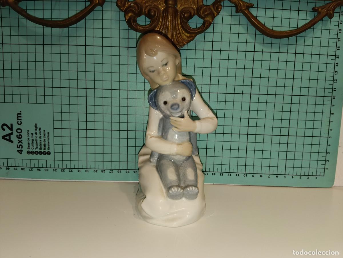 Antig&uuml;edades: Preciosa figura Porcelana Nao Lladr&oacute; Ni&ntilde;a abrazando su oso