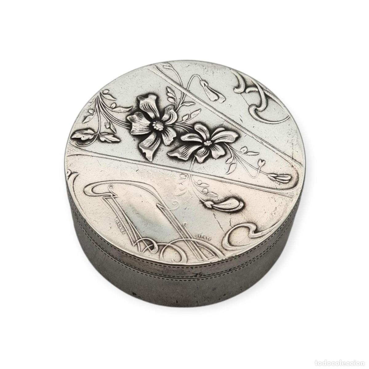 Antig&uuml;edades: Caja circular de plata Art Nouveau con decoraci&oacute;n floral de Pierre Frainier, circa 1900