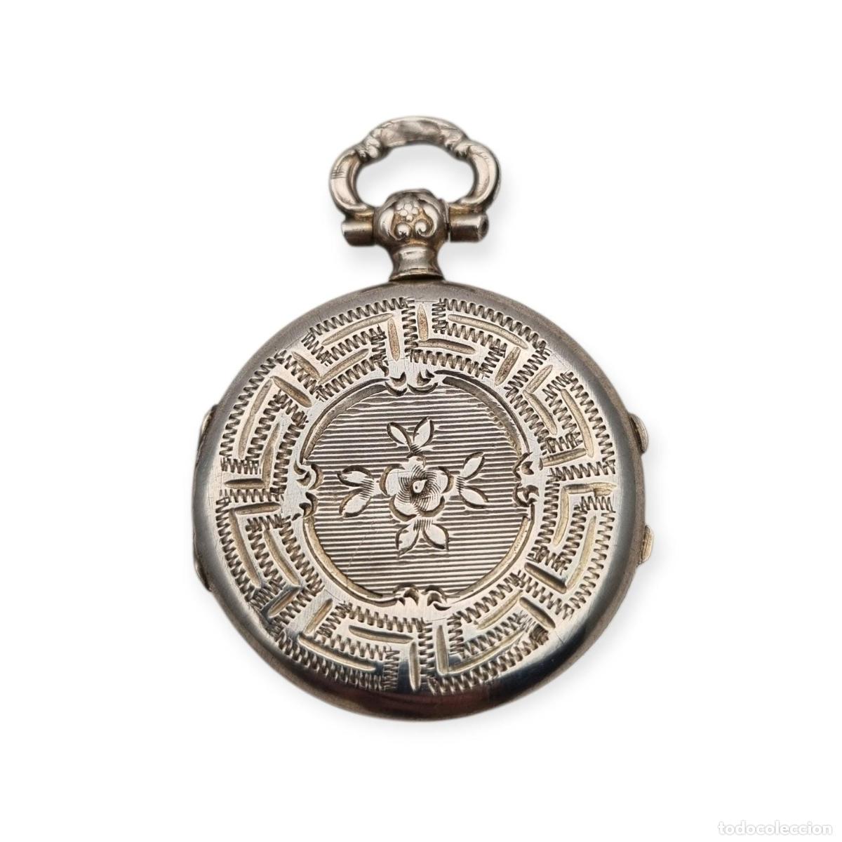 Antig&uuml;edades: Guardapelo victoriano en plata con grabado floral Europeo, circa 1910