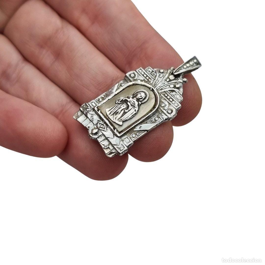 Antig&uuml;edades: Medalla religiosa Art D&eacute;co de plata en relive y n&aacute;car circa 1940