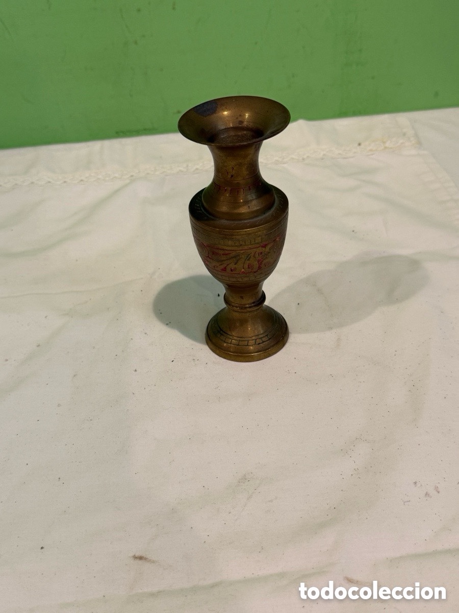 Antig&uuml;edades: Antiguo jarr&oacute;n oriental miniatura en bronce o lat&oacute;n grabado vintage