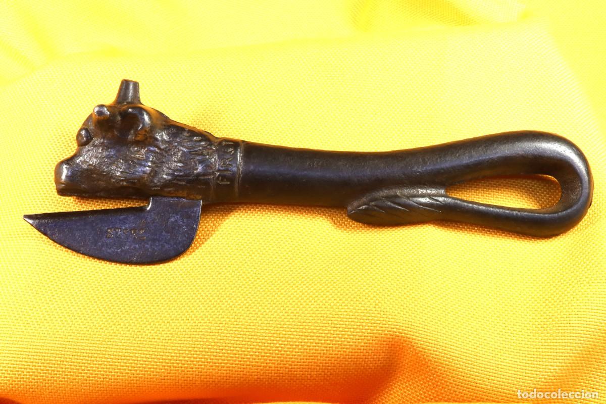 Antig&uuml;edades: Abrelatas de hierro. Cabeza de toro. S.XIX Iron can opener. Bull&rsquo;s head. 19th century