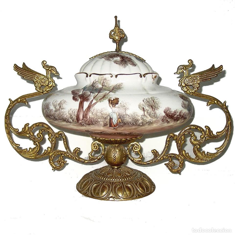 Antig&uuml;edades: ANTIGUO GRAN CENTRO DE MESA DE PORCELANA Y BRONCE. COPA GRANDE CON TAPA. 54 X 25 X 41. CM