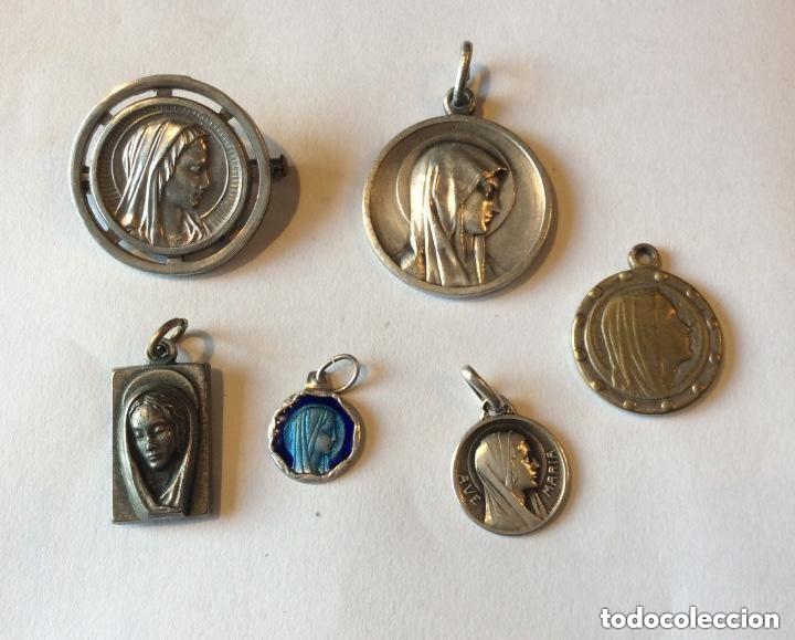Antig&uuml;edades: Conjunto de medallas religiosas y broche - Virgen de Lourdes