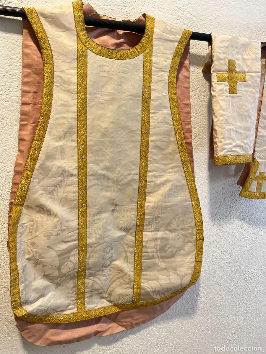 Antig&uuml;edades: CASULLA BLANCA DORADA CON ESTOLA MAN&Iacute;PULO Y VELO DE C&Aacute;LIZ ARTE SACRO