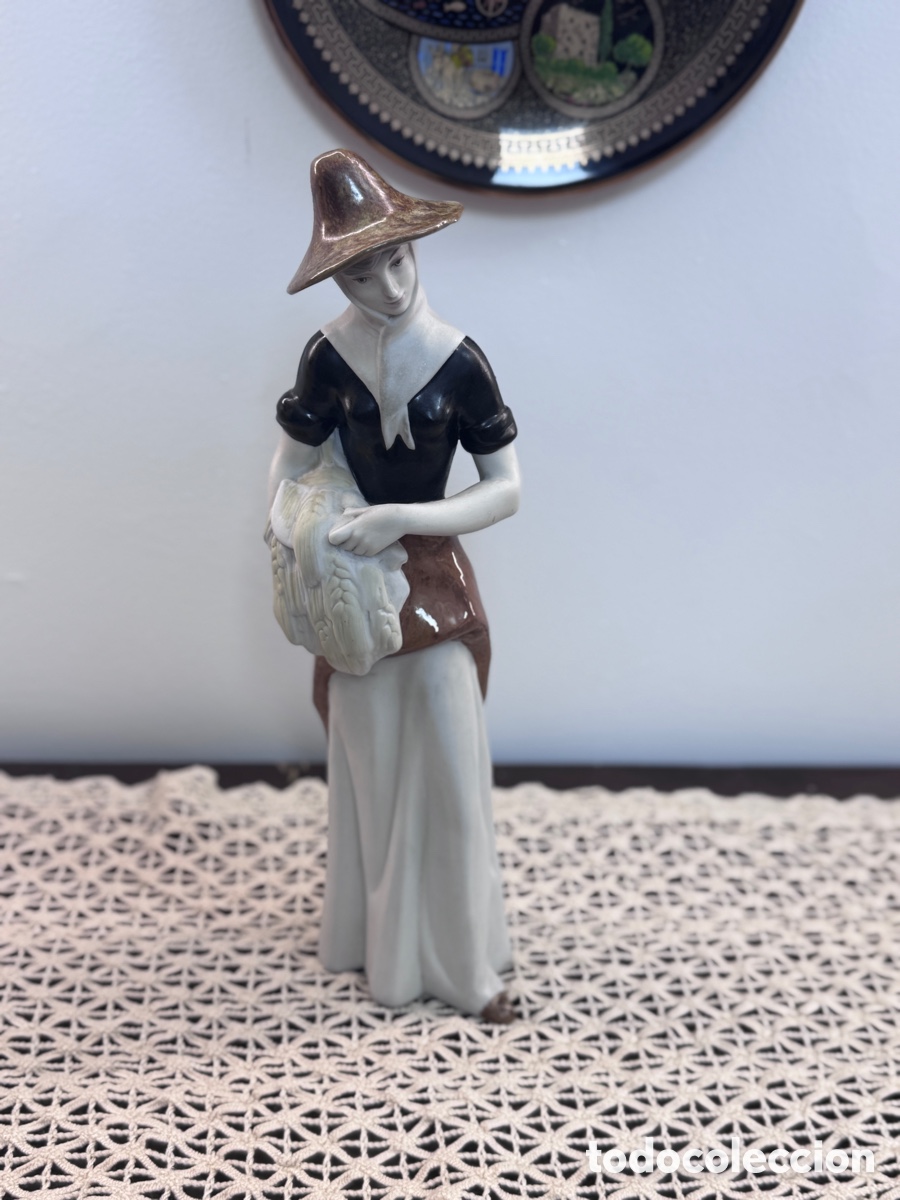 Antig&uuml;edades: Figura porcelana NALDA campesina con trigo 36 cm a&ntilde;os 70 Valencia Espa&ntilde;a