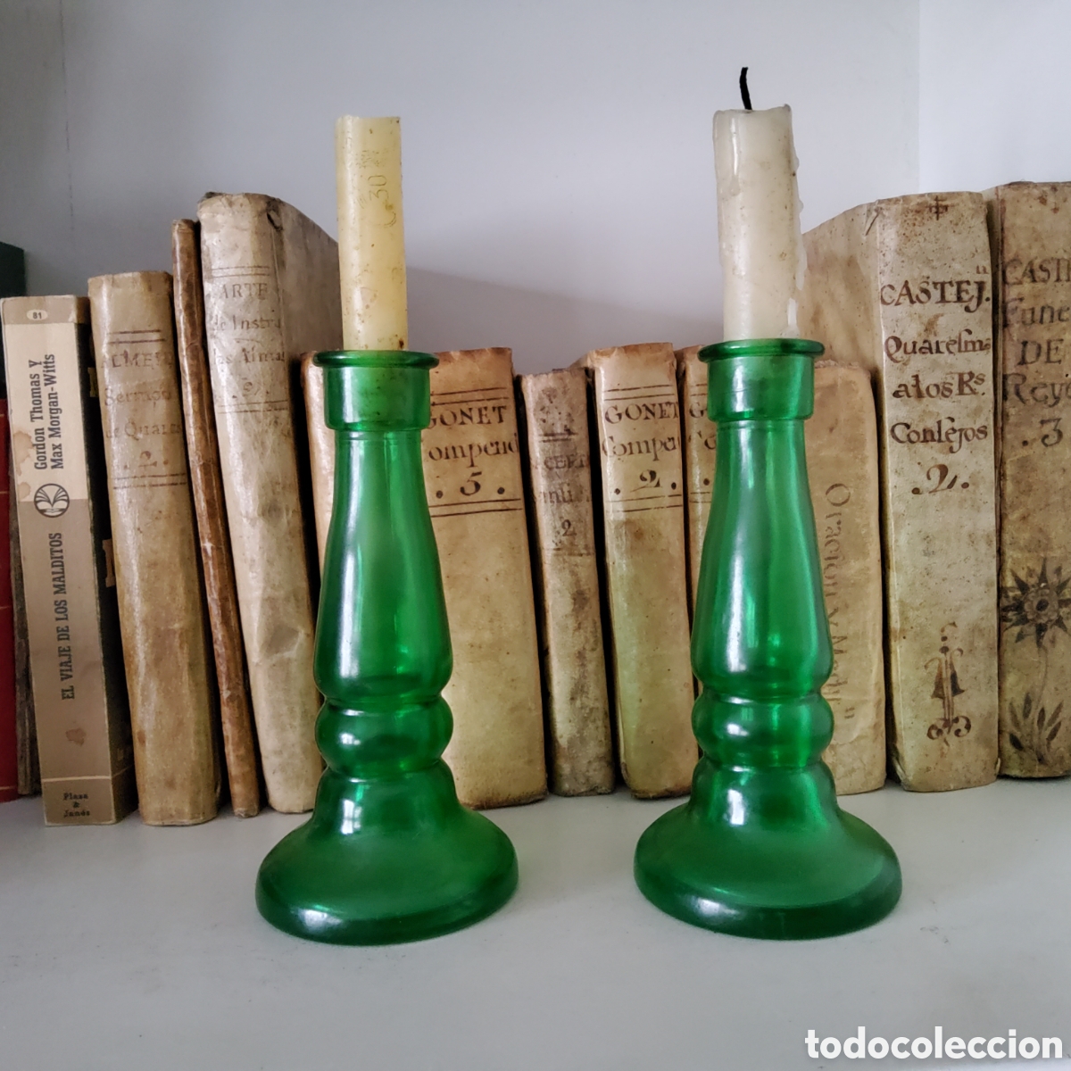 Antig&uuml;edades: PAREJA DE CANDELEROS VINTAGE DE VIDRIO VERDE