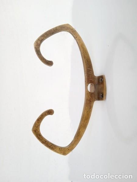 Antig&uuml;edades: Perchero art deco de peque&ntilde;o tama&ntilde;o de bronce,