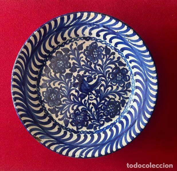 Antig&uuml;edades: PLATO EN CER&Aacute;MICA DE FAJALAUZA , DECORADO CON FLORES Y P&Aacute;JARO, 28 CM