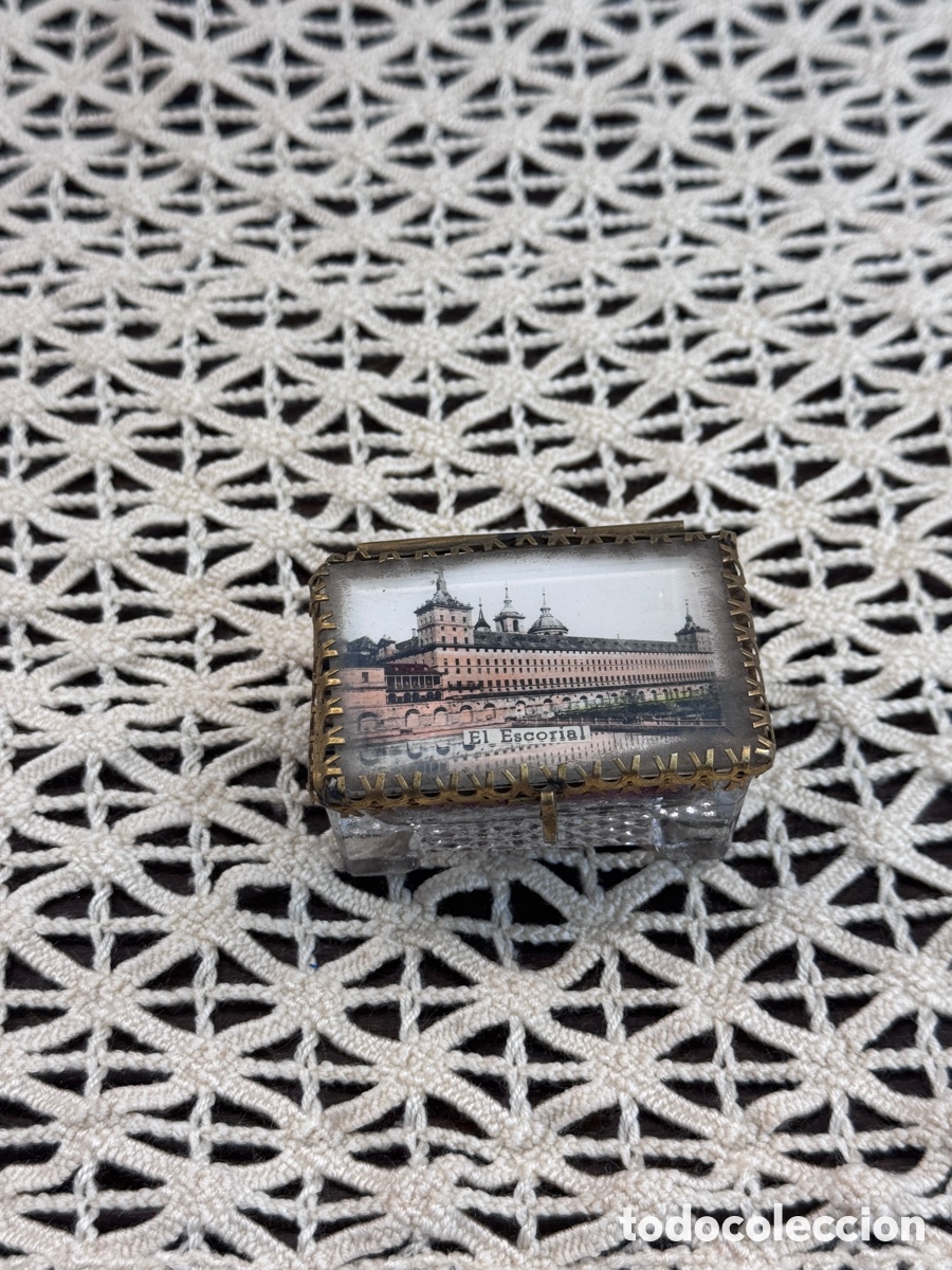 Antig&uuml;edades: Joyero cristal antiguo souvenir El Escorial 1920 mini lat&oacute;n terciopelo rojo