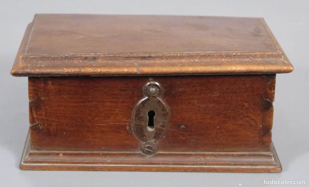 Antig&uuml;edades: ARQUETA. MADERA DE NOGAL. SIGLO XVIII. ESPA&Ntilde;A
