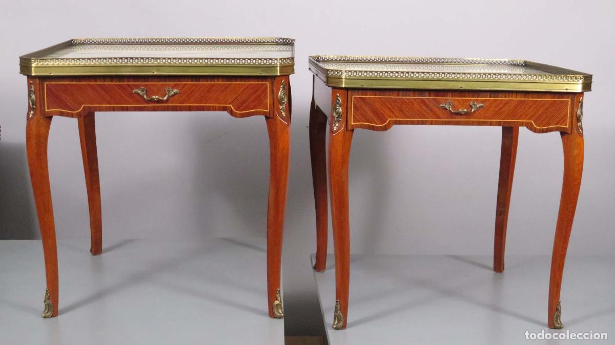 Antig&uuml;edades: PAREJA DE MESILLAS. SIGUIENDO MODELOS LUIS XV. MADERA TARACEA Y SOBRE DE PIEDRA. HACIA 1950