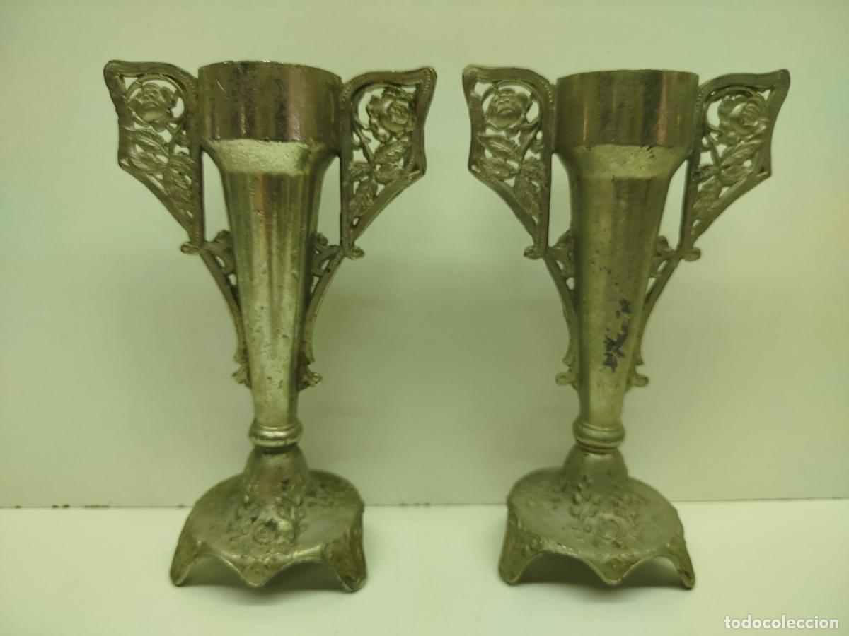Antiguidades: PAREJA DE ANTIGUOS JARRONES VIOLETEROS MODERNISTAS - ART NOUVEAU - 16 CM.