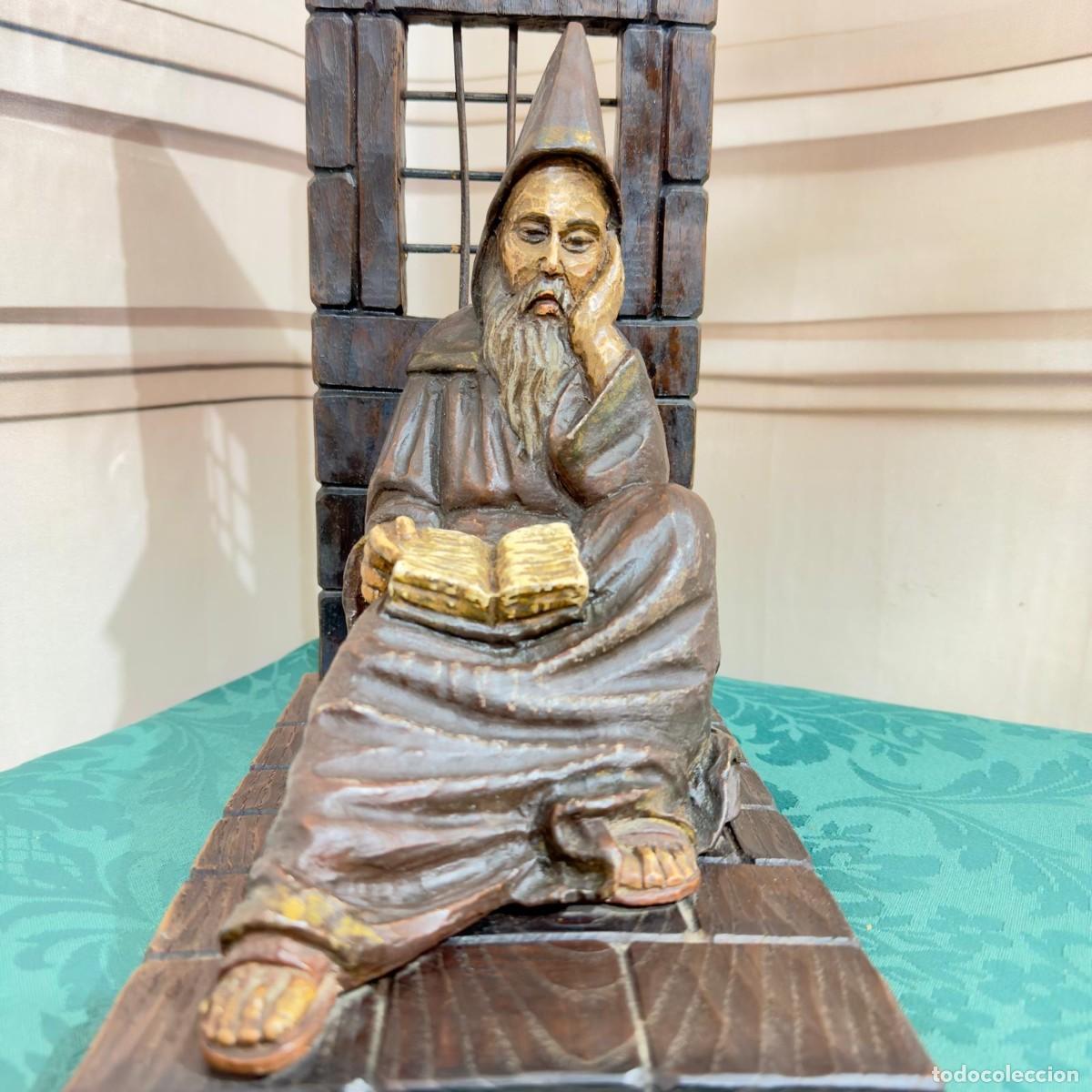 Antig&uuml;edades: Antiguo sujeta libros con figura de monje tallado en madera