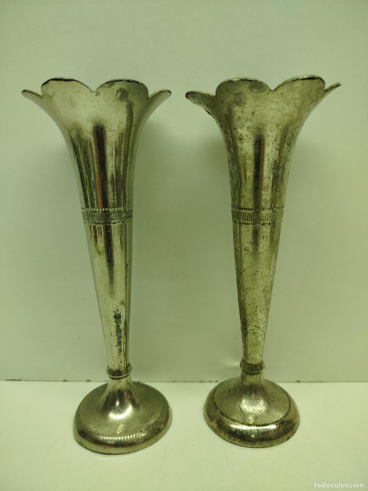 Antig&uuml;edades: ANTIGUA PAREJA DE JARRONES VIOLETEROS TIPO TROMPETA - METAL PLATEADO - 17 CM.
