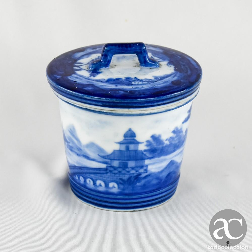 Antig&uuml;edades: Caixa redonda em porcelana da China decorada com paisagem tradicional, per&iacute;odo Rep&uacute;blica
