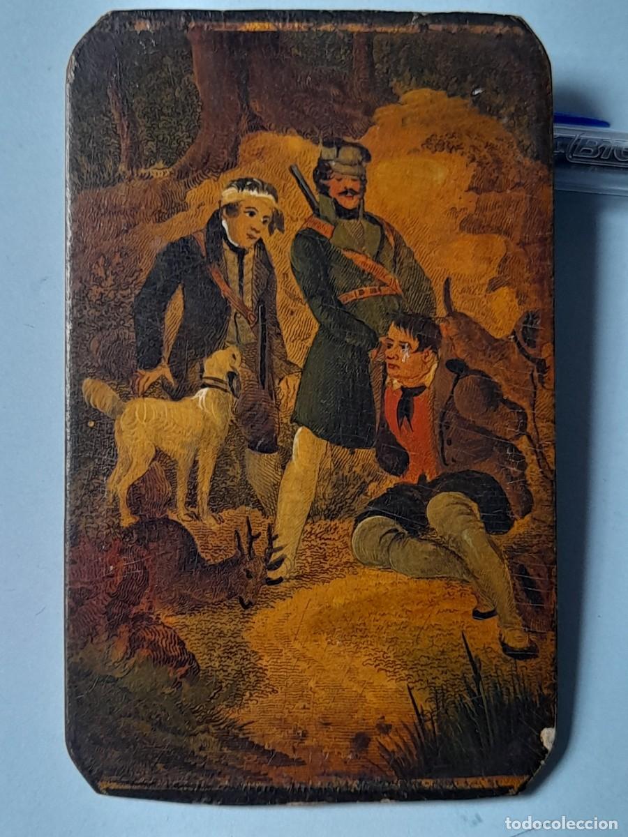 Antig&uuml;edades: Antigua pintura de laca con escena de caza. Medidas: 9 x 5,5 cm.