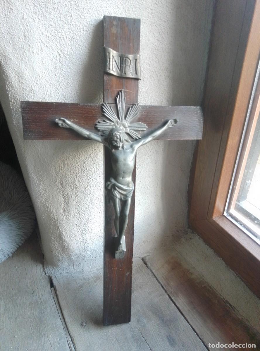 Oggetti Antichi: Antiguo crucifijo de pared. Jesucristo. Madera y metal. Altura: 60,5 cm.
