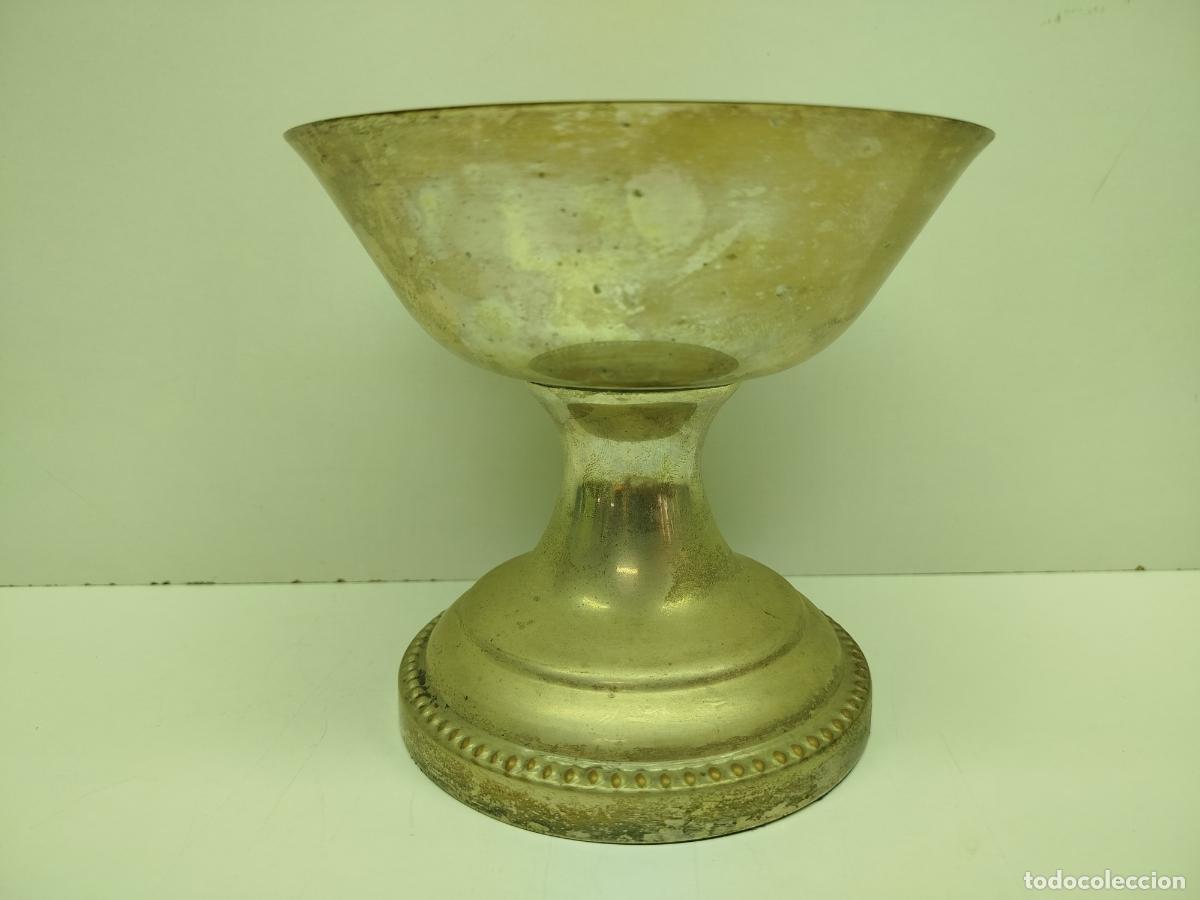Antig&uuml;edades: ANTIGUO CENTRO DE MESA DE METAL PLATEADO TIPO TAZZA - 16 CM. DIAMETRO COPA