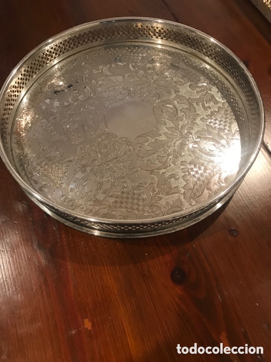 Antig&uuml;edades: Antigua bandeja plateada con barandilla de encaje