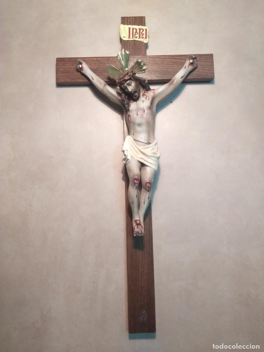 Antig&uuml;edades: Crucifijo de pared, Cristo crucificado