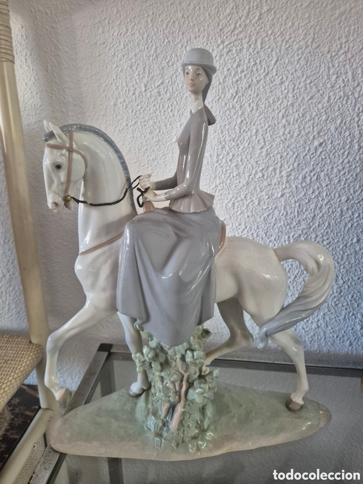 Antig&uuml;edades: Lladr&oacute;. Dama paseando a caballo