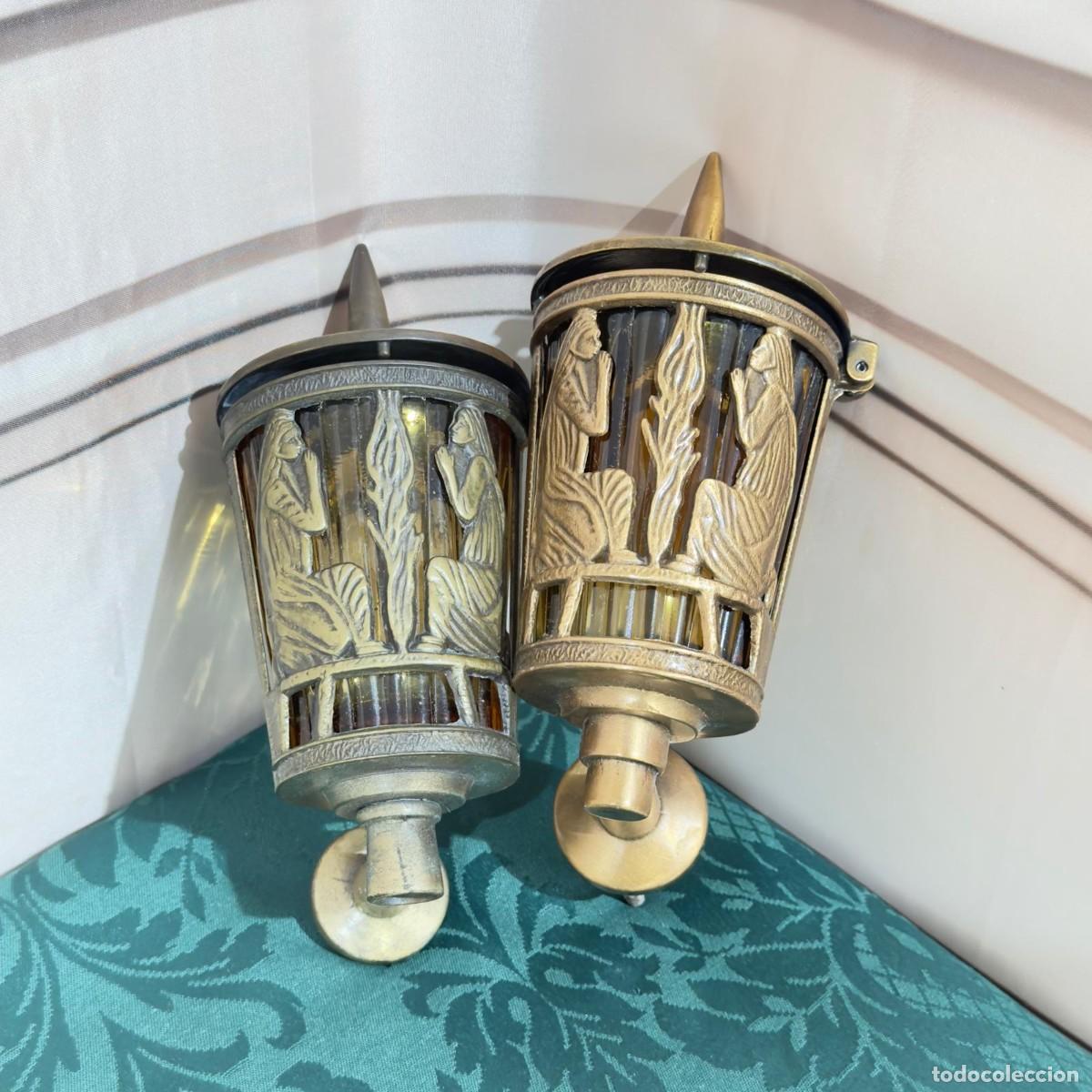 Antig&uuml;edades: Pareja de l&aacute;mparas de aplique con dise&ntilde;o religioso y figuras esculpidas en metal dorado