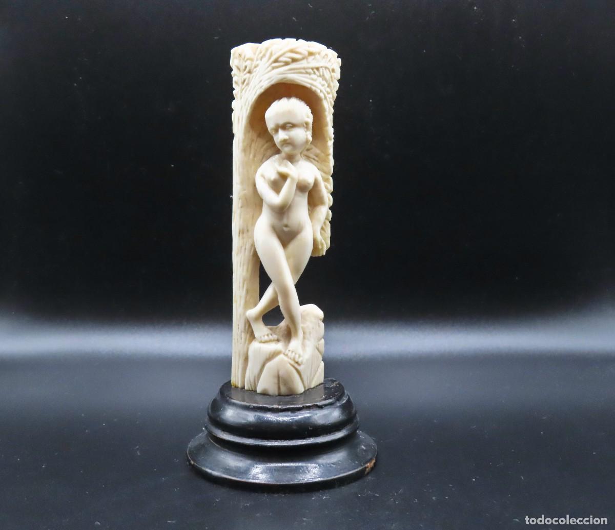 Antig&uuml;edades: FIGURA ANGLO INDIA MARFIL MUJER DESNUDA Y &Aacute;RBOL