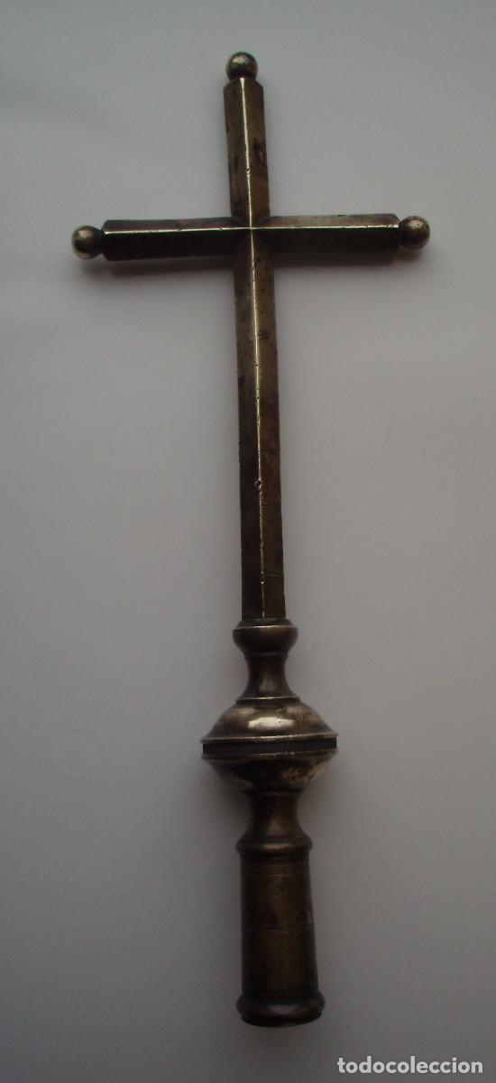 Antig&uuml;edades: CRUZ. PROCESIONAL. BRONCE. SIGLO XIX.