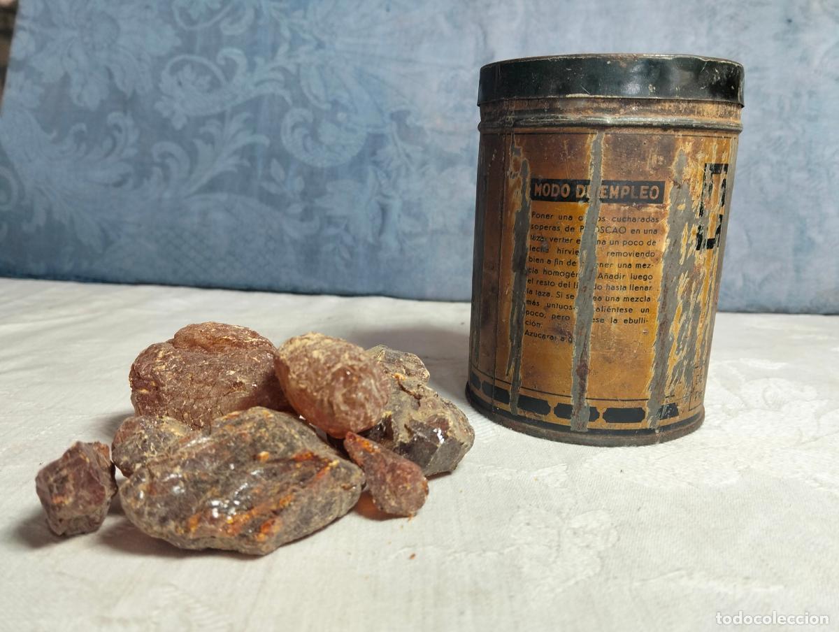 Antig&uuml;edades: Lata de Phoscao antigua con piedras minerales o resina de color &aacute;mbar, desgastado a&ntilde;os 50