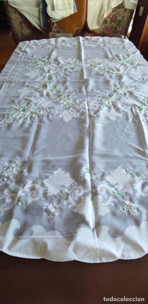 Antig&uuml;edades: ELEGANTE JUEGO DE MANTEL REDONDO (160 cm) Y 8 SERVILLETAS. (41 x 41)