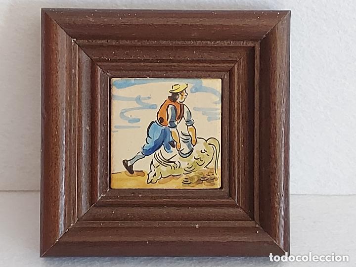 Antig&uuml;edades: AZULEJO OFICIO TRADICIONAL | ESQUILADOR DE OVEJAS | ENMARCADO MADERA | 11X11 CM