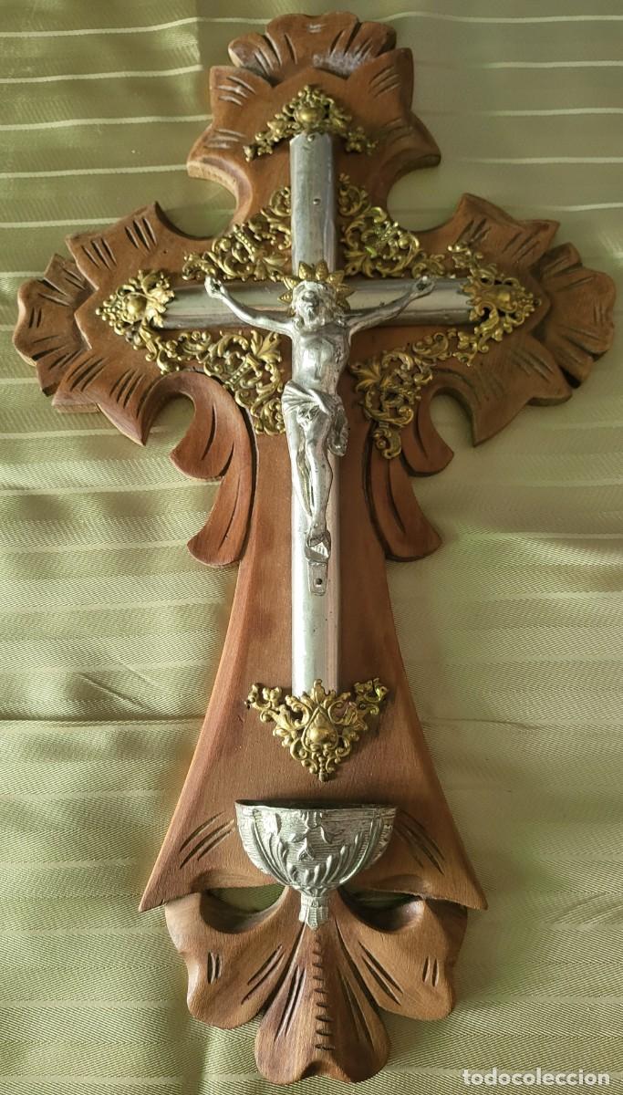 Antig&uuml;edades: Cruz de madera con pila agua bendita 24 &times; 41 ctms...